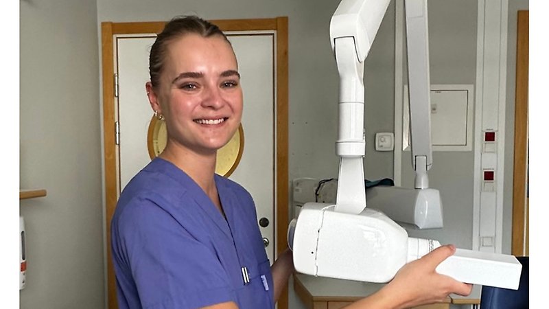 Anna håller i röntgenmaskin