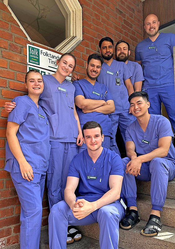 studenter och handledare på trappan utanför kliniken