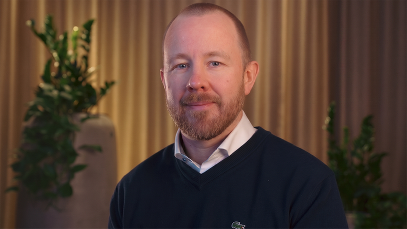 En man tittar in i kameran.